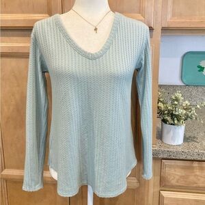 💕3 for $15💕
Chaser Soft V-Neck Long Sleeve Top